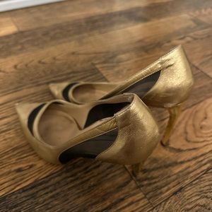 Diane von Fustenberg gold stilettos! Size 7